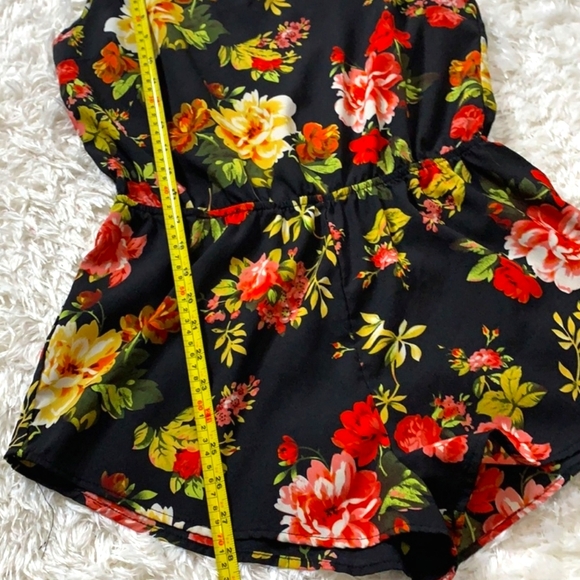 Ambiance - 🖤❤️🤎💛 Floral Romper **(Tag says SIZE L) But it fits like a SMALL** - Picture 5 of 11